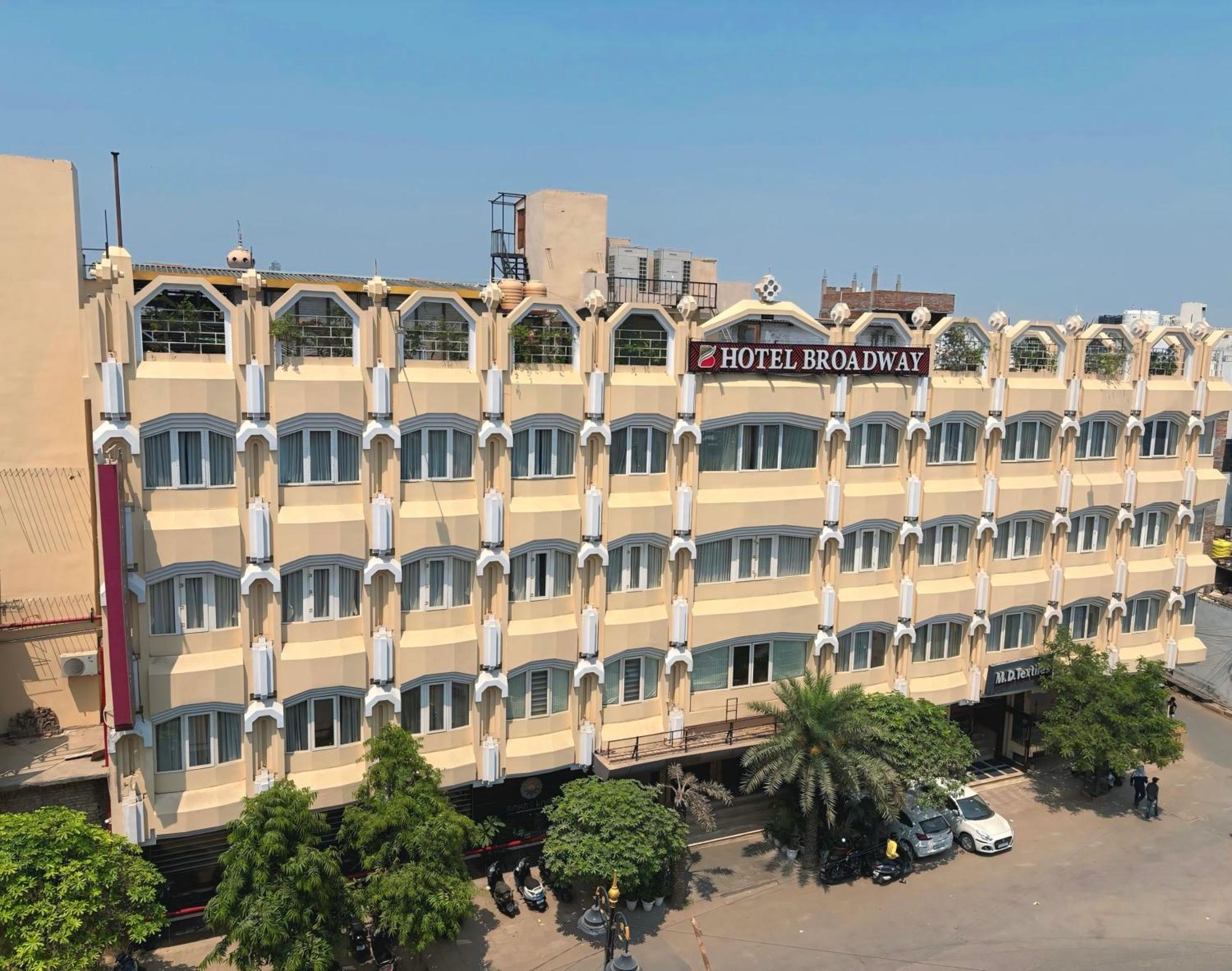 New Hotel Broadway Váránaszi Kültér fotó
