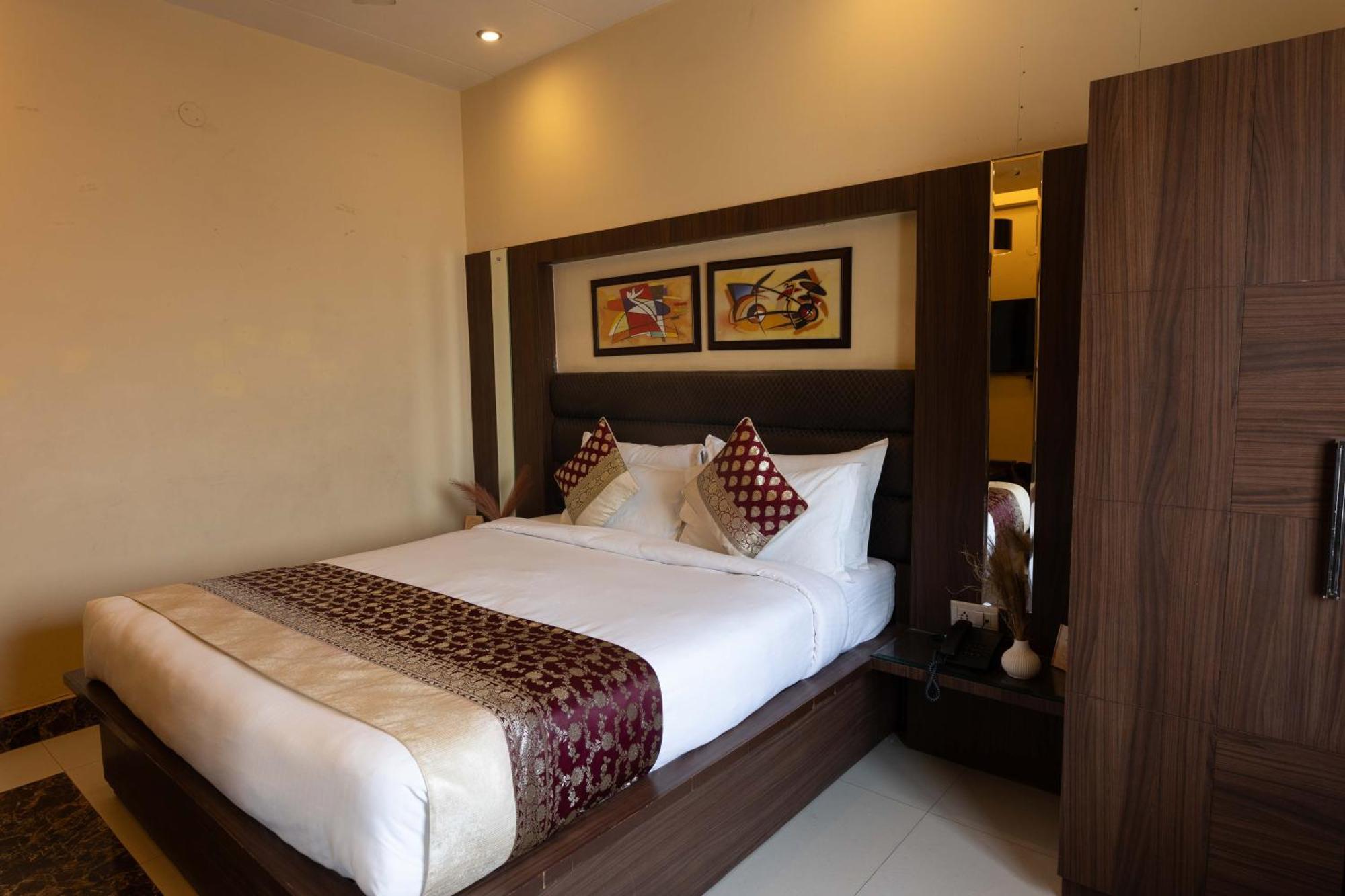 New Hotel Broadway Váránaszi Kültér fotó